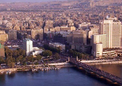 توافد عشرات الآلاف على ميدان التحرير لإحياء الذكرى الأولى لثورة 25 يناير