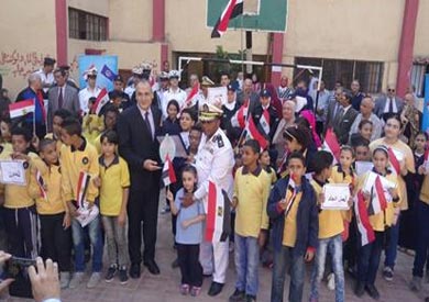 تلاميذ المدرسة مع ضباط المديرية