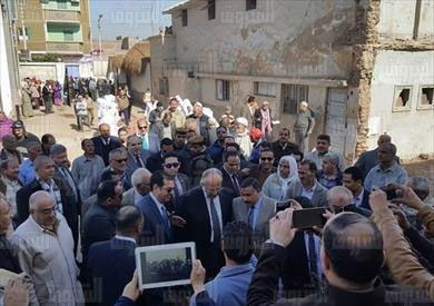 وزير التنمية المحلية خلال جولتة باسيوط - تصوير يونس درويش