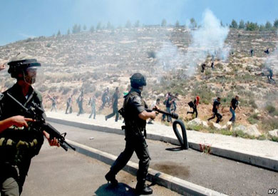 قوات تونسية تطلق الغاز المسيل على الحدود على محتجين- ارشيفية
