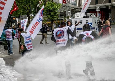 اشتباكات بين الشرطة التركية ومتظاهرين في ميدان تقسيم