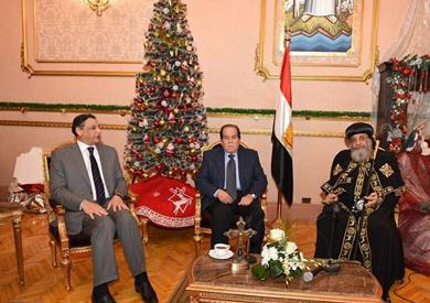البابا تواضروس والدكتور كمال الجنزوري رئيس الوزراء الأسبق، واللواء أحمد جمال الدين مستشار الرئيس للشئون الامنية