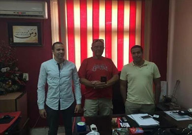 ضباط مباحث الغردقه والسائح المسروق هاتفه