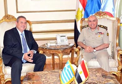 وزير الدفاع يبحث مع نظيره اليونانى التعاون العسكرى بين البلدين