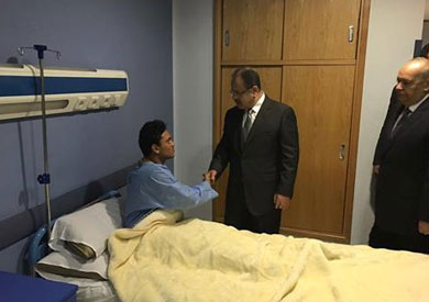 وزير الداخلية يزور مصابي الشرطة بمستشفى العجوزة