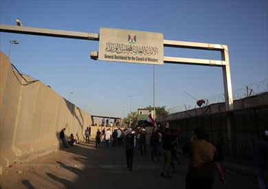 «الفرنسية»: أنصار «الصدر» يقتحمون مكتب رئيس الوزراء في بغداد