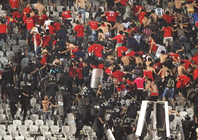 اشتباكات التراس الاهلي مع الشرطة 2011
