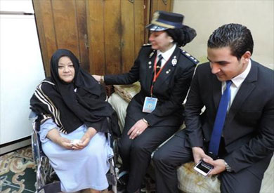 الداخلية تستخرج توكيل لقعيدة وتهديها كرسي متحرك