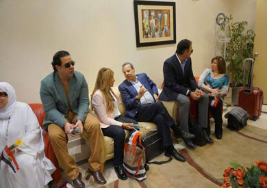 فنانون بصحبة الرئيس السيسي في زيارة خارجية سابقة له لمساندته