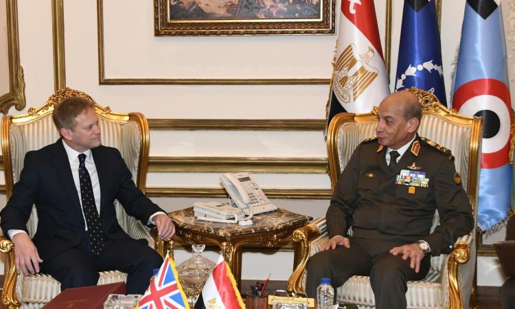 وزير الدفاع يبحث مع نظيره البريطانى الأوضاع بالشرق الأوسط