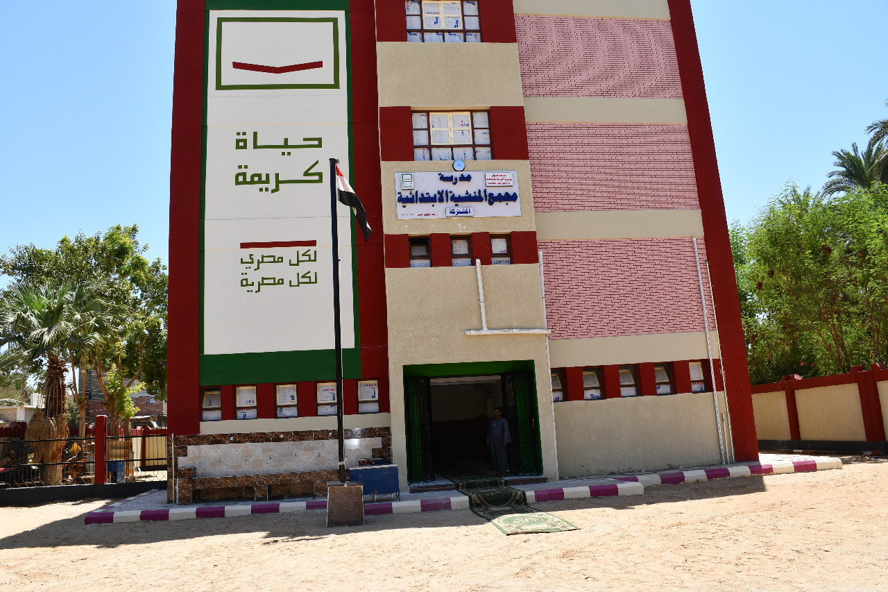 محافظ أسوان يتابع تنفيذ مشروعات حياة كريمة بالقرى