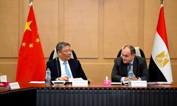 وزير التجارة يبحث مع نظيره الصيني تعزيز التعاون الاقتصادي والاستثماري