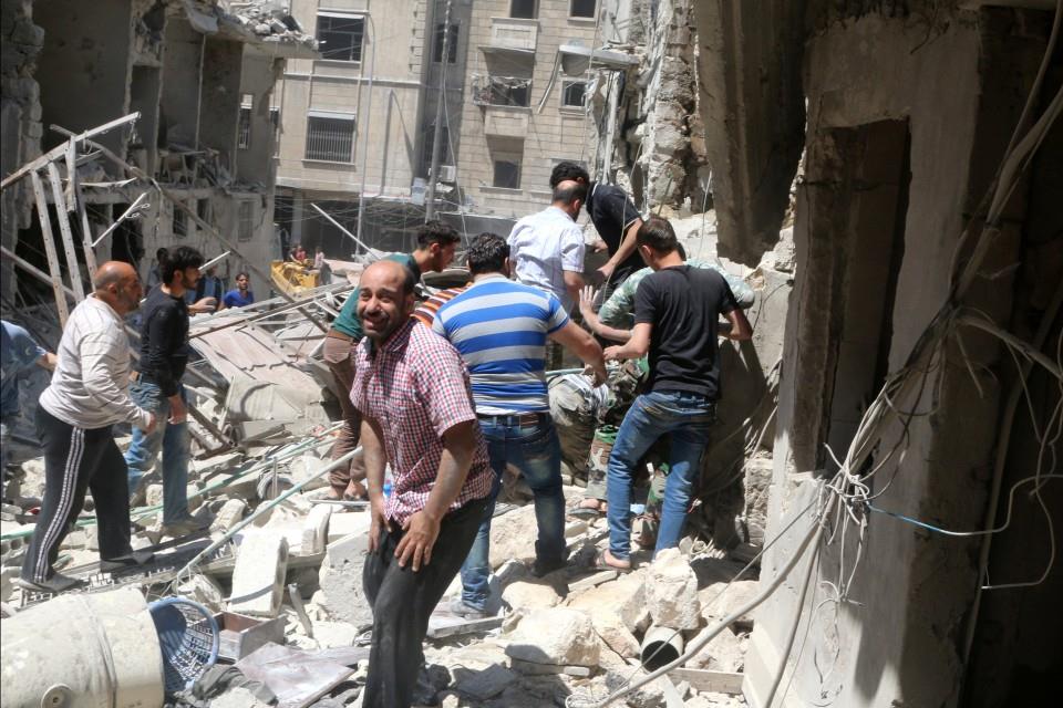 الدفاع المدني: 11 شهيدا بدرعا البلد و 2 بالنعيمة جراء قصف طيران الأسد