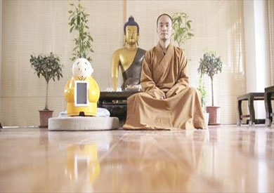 راهب روبوتي يدمج بين البوذية والعلم في معبد صيني
