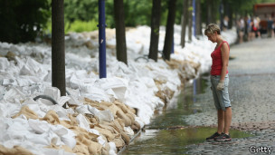 استخدمت أكياس الرمال لتقوية جوانب النهر