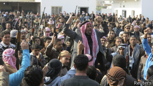تجمع المحتجون قرب منزل العلواني احتجاجا على اعتقاله