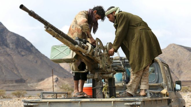 القوات اليمنية الموالية للرئيس هادي تقول إنها سيطرت على معسكر في منطقة ذوباب