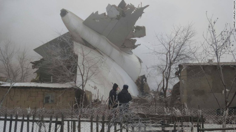 مصرع 32 شخصا على الأقل في تحطم طائرة فوق مساكن في قرغيزستان