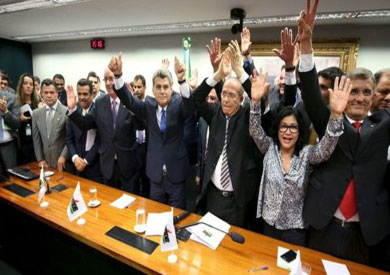 أعضاء حزب الحركة الديمقراطية يحتفلون بقرار الانسحاب من الائتلاف الحاكم بزعامة روسيف