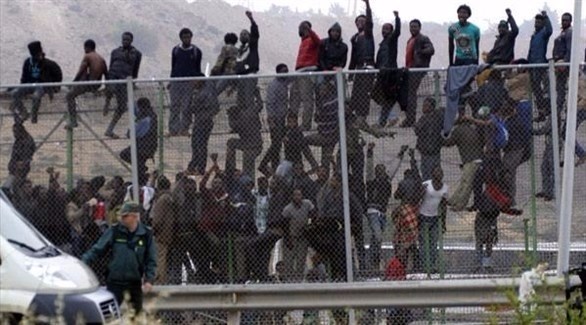 بالفيديو.. 300 مهاجر إفريقي يعبرون الحدود الإسبانية المغربية في سبتة
