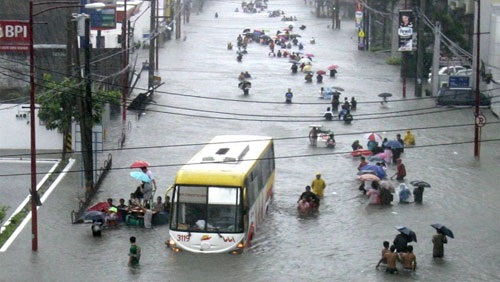 مصرع 6 أشخاص على الأقل و18 مفقودا في إعصار بالفليبين