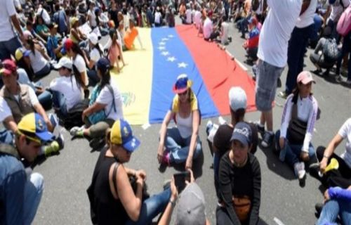 المعارضة الفنزويلية تعلن مقتل 15 شخصا في يوم الانتخابات