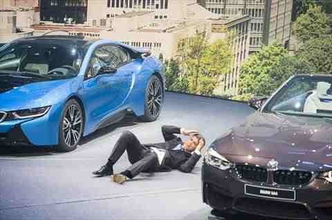 هارلد كروجر الرئيس التنفيذى لشركة BMW بعد انزلاقه أرضا