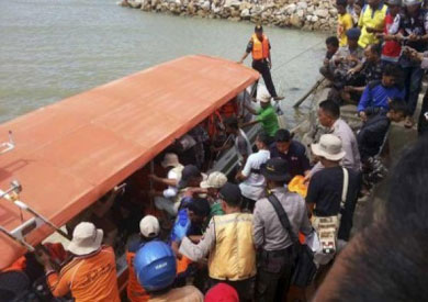استئناف البحث عن ناجين بعد غرق عبارة تقل 118 شخصا وسط إندونيسيا