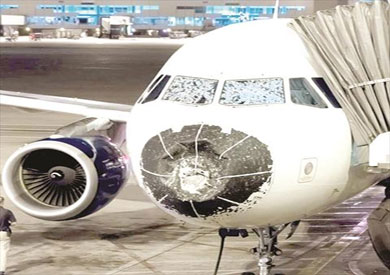 طائرة مهشمة الزجاج ومصابة بصاعقة ودون مقدمة.. تهبط بأعجوبة بلا ضحايا