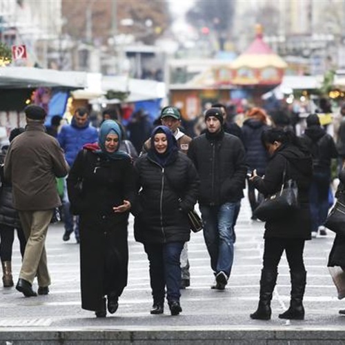 رجال دين مسلمون ويهود يرفضون مقترح وزير خارجية النمسا بمنع ارتداء الحجاب