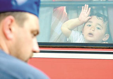 طفل سوري يتوق إلى نفحة هواء من داخل شاحنة مغلقة