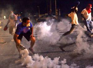 إصابة اثنين واعتقال 31 آخرين خلال اشتباكات فرغسن الأمريكية