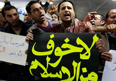 تونسيون يستقبلون رئيس حركة النهضة راشد الغنوشي لدى عودته في يناير 2011<br/>بعد سقوط نظام بن علي (رويترز)