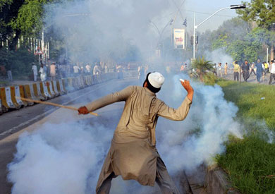 اشتباكات بين محتجين ضد الحكومة الباكستانية والشرطة - ارشيفية