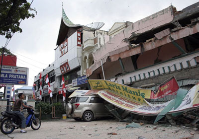 أكثر من 60 جريحا بزلزال قوي في إندونيسيا