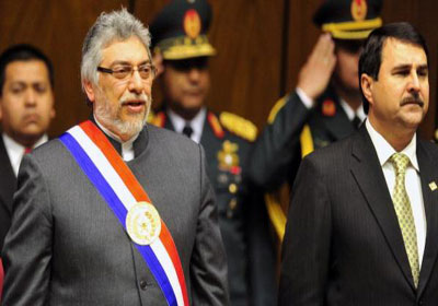 الرئيس فرانكو، إلى اليمين، بجوار الرئيس السابق فرناندو لوجو