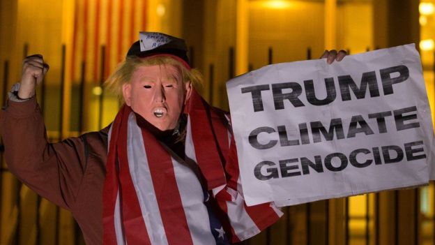 مجسم للرئيس الأمريكي يقول: ترامب يرتكب إبادة في حق المناخ
