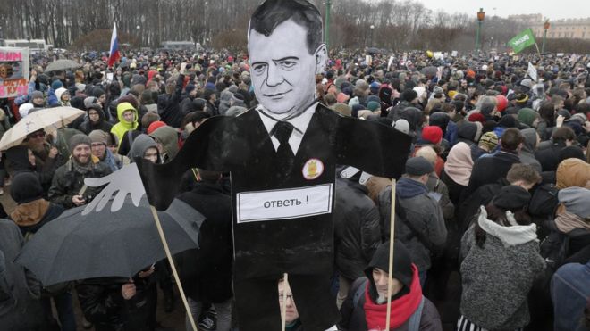 اتهم المحتجون رئيس الوزراء ميديفيدف بالإثراء غير المشروع باستغلال منصبه