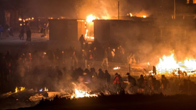 دمر حريق مخيما للاجئين شمالي فرنسا كان يؤوي 1500 شخص.
