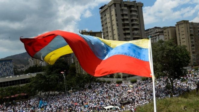 انطلقت مظاهرات حاشدة يوم السبت وتجري استعدادات لتنظيم احتجاجات أخرى اليوم الاثنين ضد حكومة الرئيس مادورو