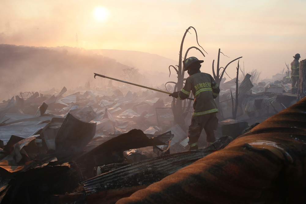 اشتعال النيران في حوالي 100 منزل بحريق غابات ضخم في تشيلي