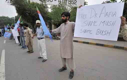 وقفة احتجاجية لمواطنين باكستانيين للمطالبة بالإفراج عن عافية صديقي – صورة أرشيفية