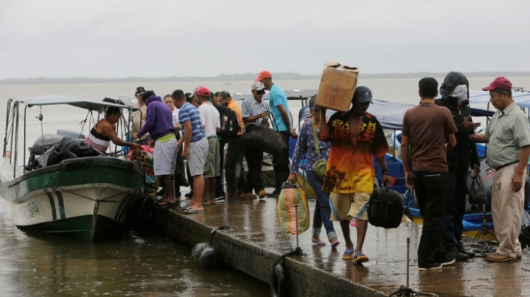 إعصار وزلزال قوي يضربان أمريكا الوسطى