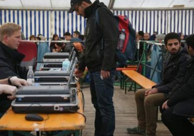 ضباط ألمان يسجلون بيانات طالبي اللجوء فور وصولهم إلى الحدود