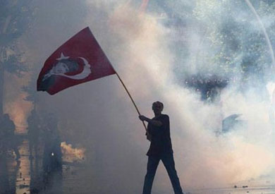 استخدام الشرطة التركية الغاز المسيل للدموع لتفريق محتجين في إسطنبول