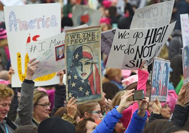 مئات الآلاف يتظاهرون ضد ترامب في أنحاء الولايات المتحدة
