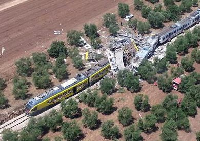 قتلى وعشرات المصابين في تصادم قطارين جنوب إيطاليا