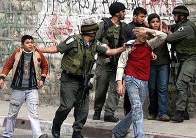 قوات الاحتلال الإسرائيلي تعتدي على أطفال فلسطينيين-ارشيفية