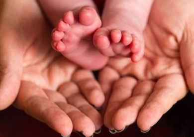 عرض الزوجان الطفل للبيع عبر موقع إلكتروني