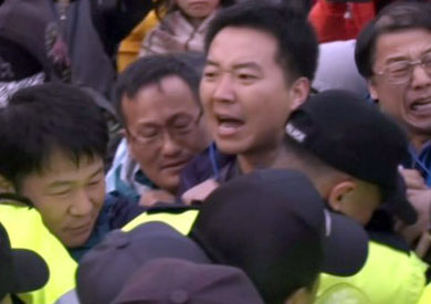أقارب ضحايا العبارة الكورية وهم يصرخون في وجه الشرطة التي منعتهم من التوجه إلى القصر الرئاسي في سيول